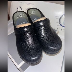 Dansko XP 2.0 Tooled Black Floral Clogs Box Included | Professional Shoes EU 37